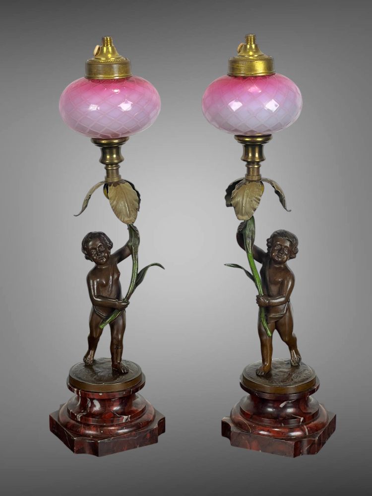 PAIRE DE LAMPE EN BRONZE SIGNÉ " AUGUSTE MOREAU " REPRÉSENTANT DES PUTTI