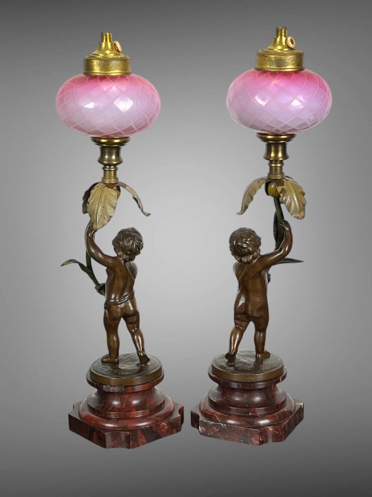 PAIRE DE LAMPE EN BRONZE SIGNÉ " AUGUSTE MOREAU " REPRÉSENTANT DES PUTTI