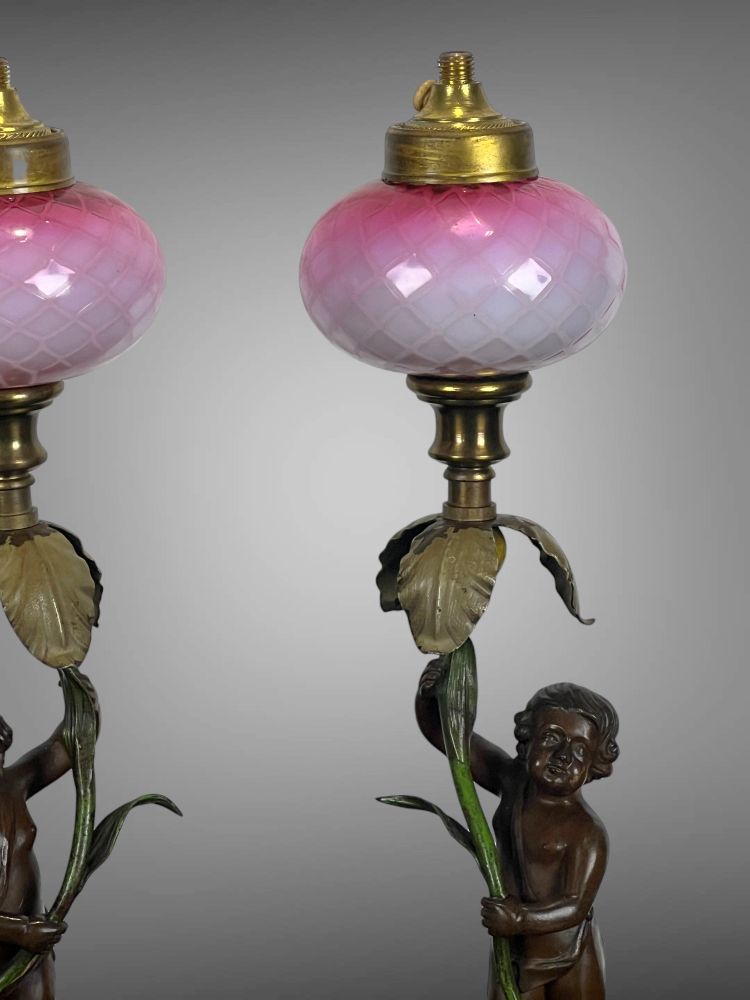 PAIRE DE LAMPE EN BRONZE SIGNÉ " AUGUSTE MOREAU " REPRÉSENTANT DES PUTTI