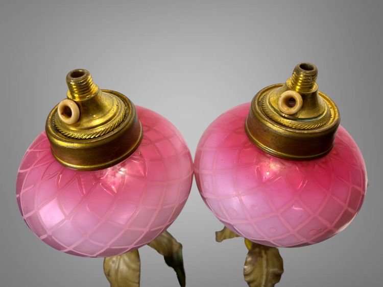 PAIRE DE LAMPE EN BRONZE SIGNÉ " AUGUSTE MOREAU " REPRÉSENTANT DES PUTTI