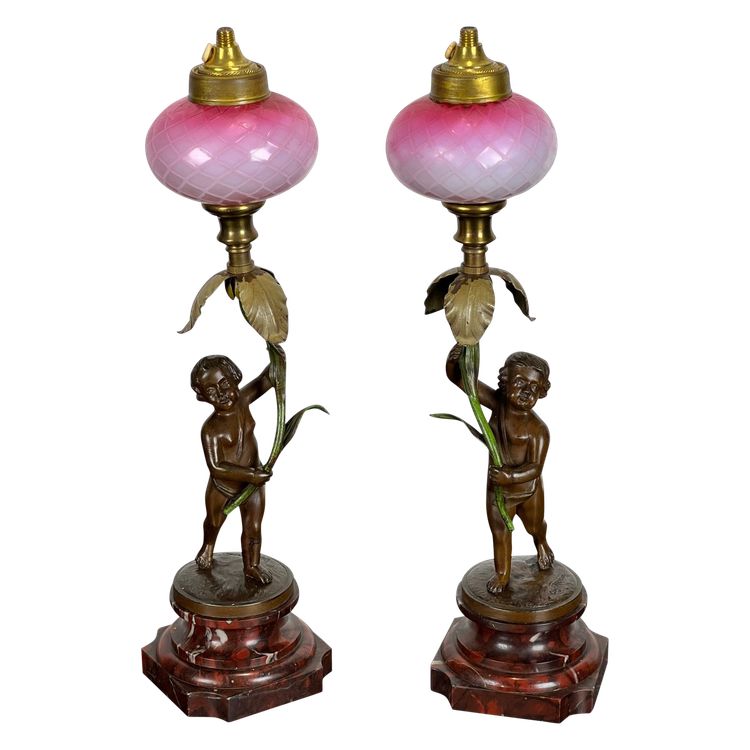 PAIRE DE LAMPE EN BRONZE SIGNÉ " AUGUSTE MOREAU " REPRÉSENTANT DES PUTTI