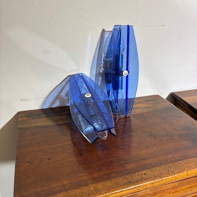 Paire d'appliques années 70 en verre de Murano bleu, design moderne. Taille 26 x 9