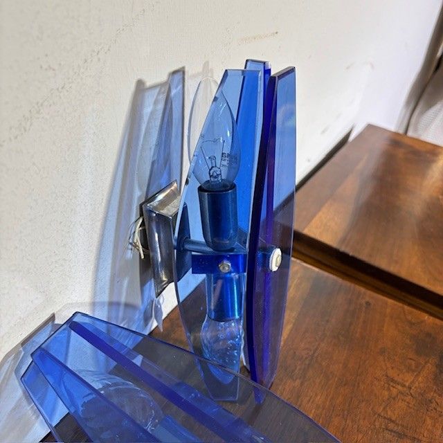 Paire d'appliques années 70 en verre de Murano bleu, design moderne. Taille 26 x 9