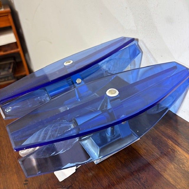 Paire d'appliques années 70 en verre de Murano bleu, design moderne. Taille 26 x 9