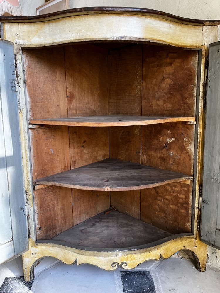 Encoignure Louis XV  en bois peint, fin XVIIIème siècle.