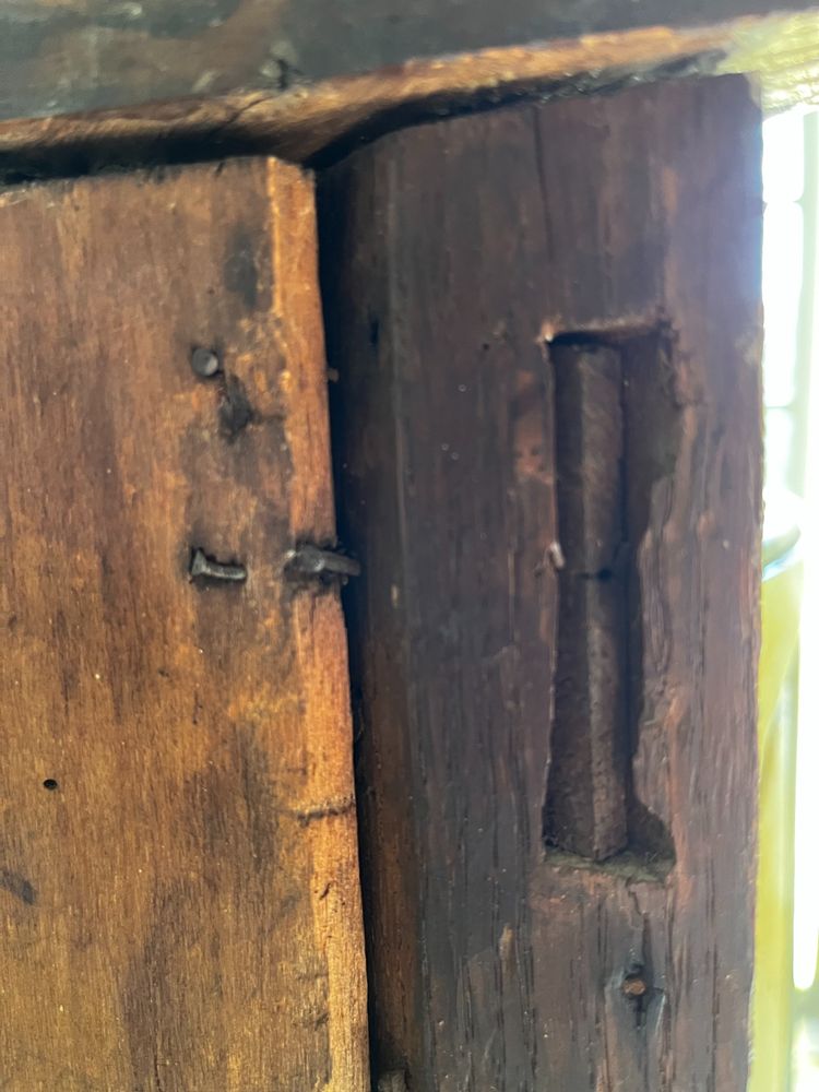 Encoignure Louis XV  en bois peint, fin XVIIIème siècle.