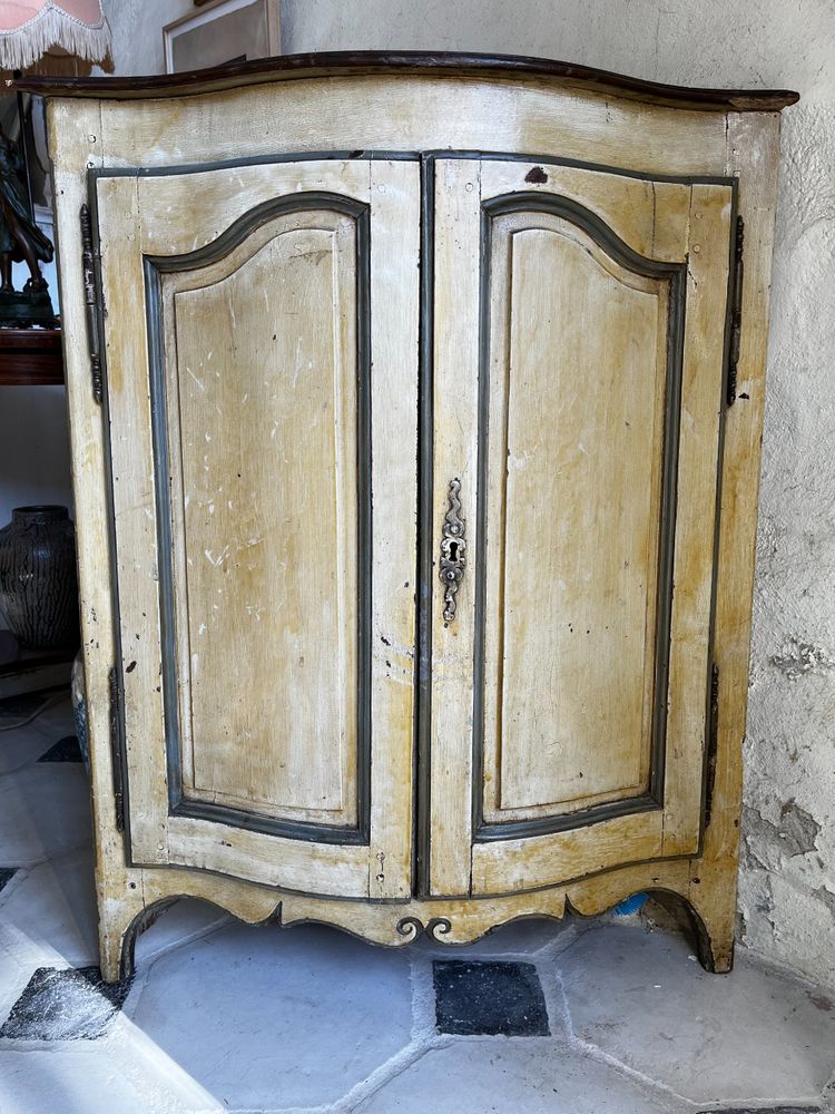 Encoignure Louis XV  en bois peint, fin XVIIIème siècle.