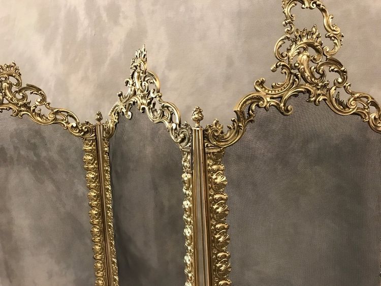 Beau pare feu de cheminée ancien en laiton pressé d'époque 19 ème 