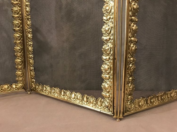 Beau pare feu de cheminée ancien en laiton pressé d'époque 19 ème 