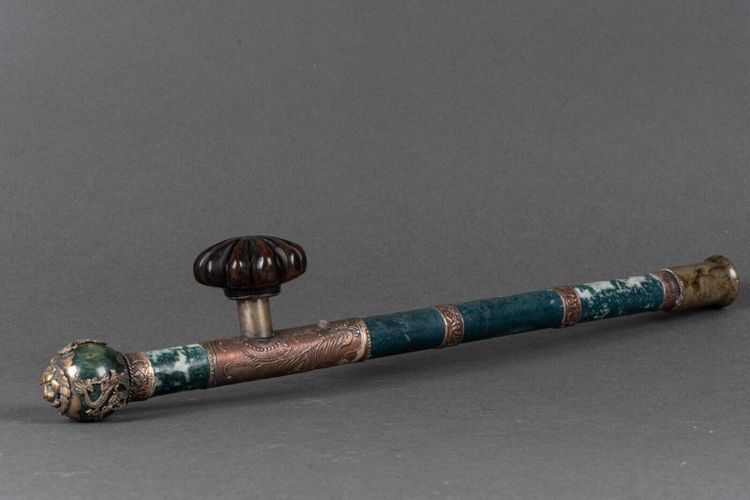 Pfeife aus Hartgestein und versilbertem Metall, China, Löwenkopf, frühes 20. Jahrhundert