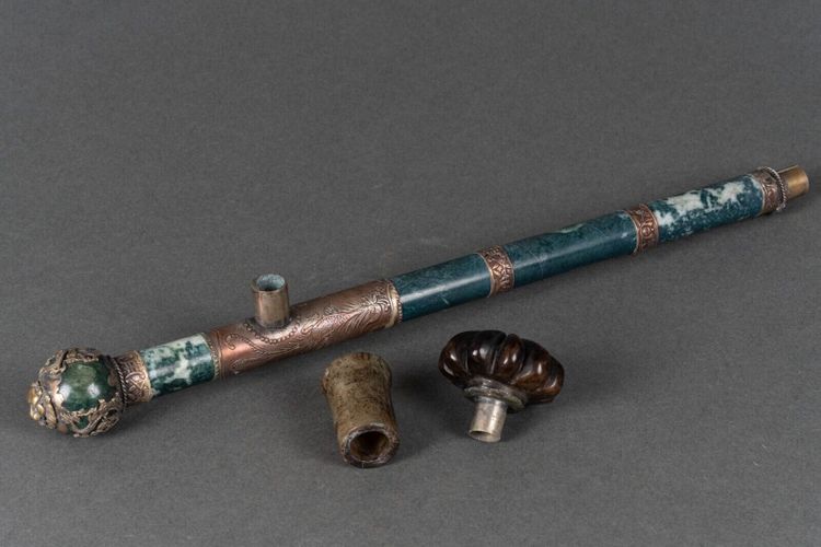 Pfeife aus Hartgestein und versilbertem Metall, China, Löwenkopf, frühes 20. Jahrhundert