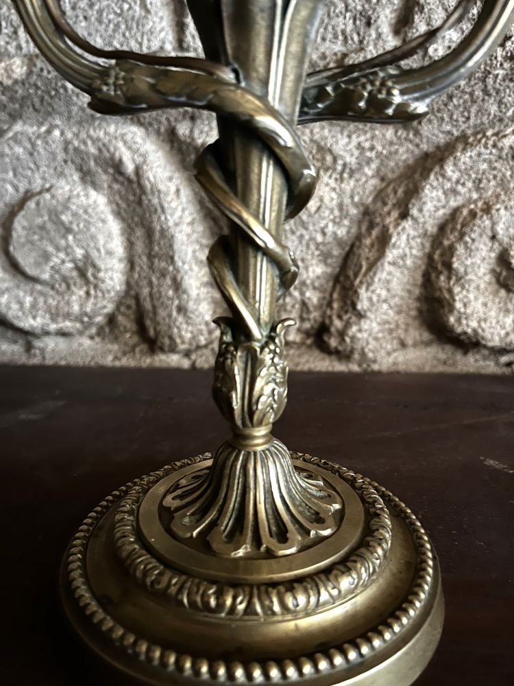 Lampada per acqua calda in bronzo, stile Luigi XVI, elettrificata.
