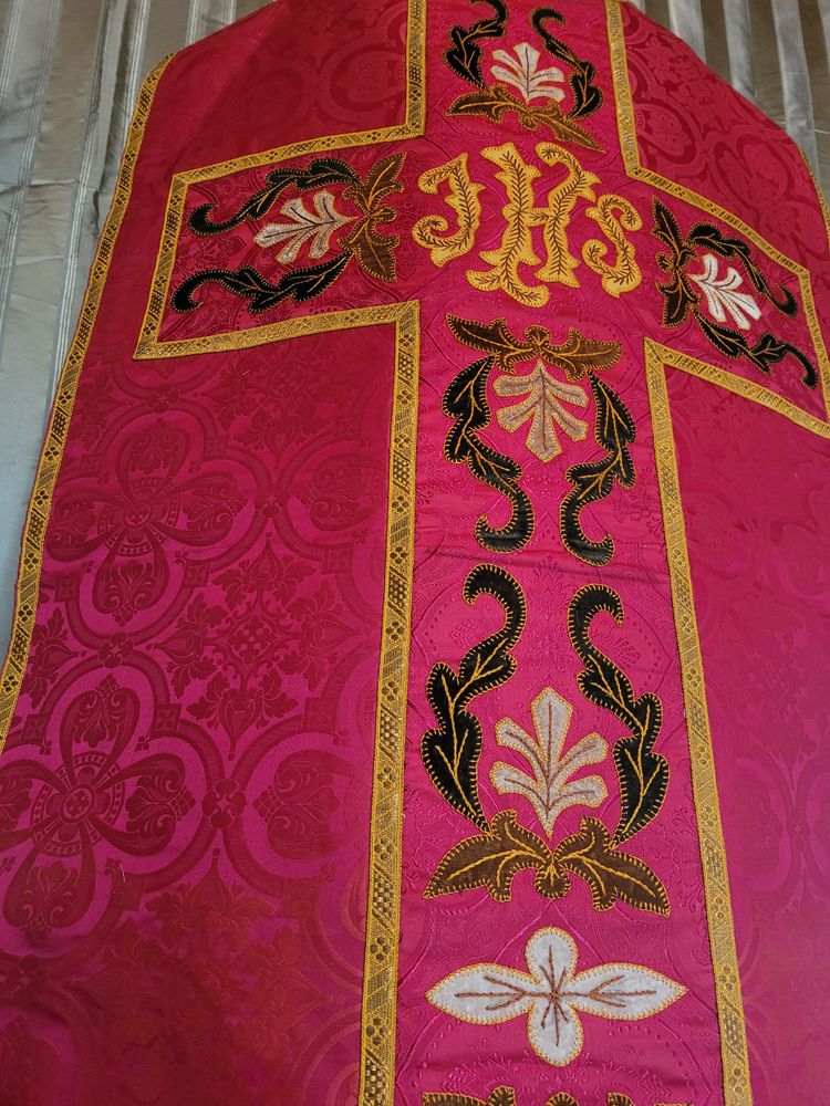 Chasuble de prêtre en damas, époque vers 1900