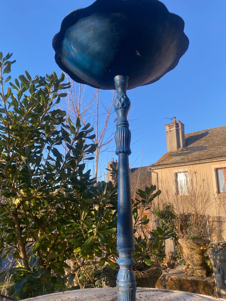 Bellissimo bagno per uccelli decorato su un supporto in ghisa Napoleone III laccato in blu intenso