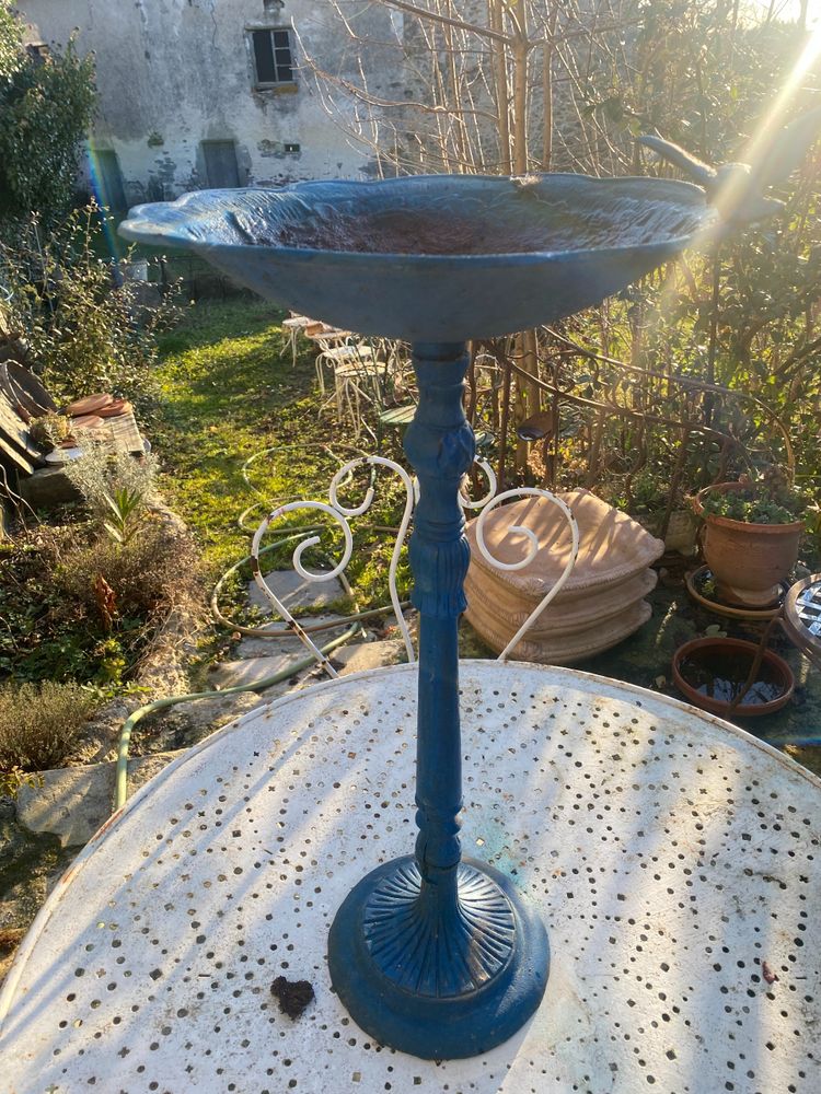 Bellissimo bagno per uccelli decorato su un supporto in ghisa Napoleone III laccato in blu intenso