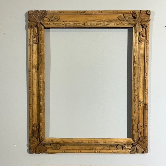 Cadre ancien en bois massif sculpté du XVIIe – XVIIIe siècle. Mis. Léger 54,3 x 43,1 cm.