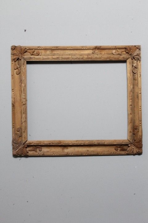 Cadre ancien en bois massif sculpté du XVIIe – XVIIIe siècle. Mis. Léger 54,3 x 43,1 cm.