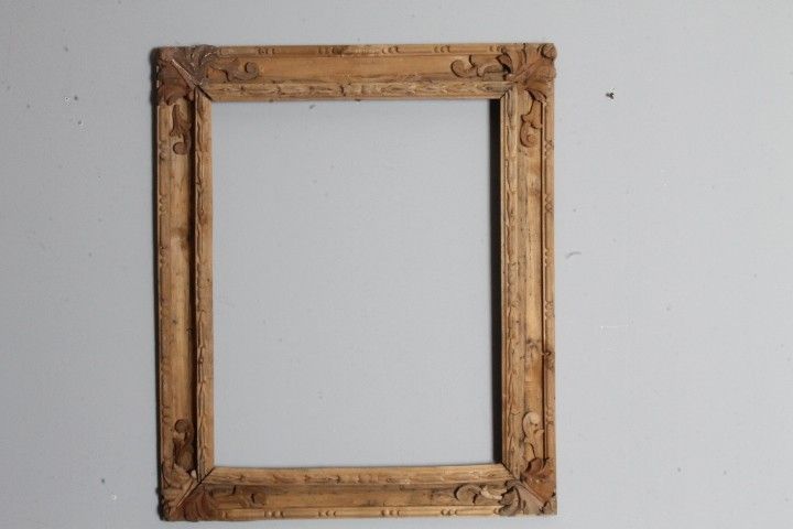 Cadre ancien en bois massif sculpté du XVIIe – XVIIIe siècle. Mis. Léger 54,3 x 43,1 cm.