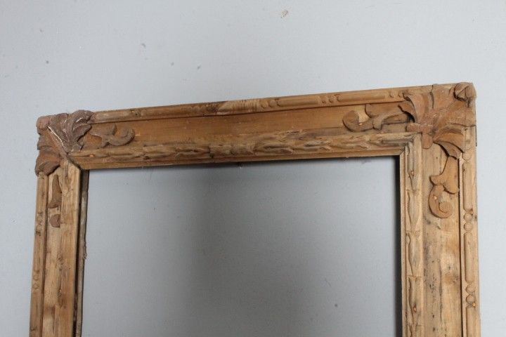 Cadre ancien en bois massif sculpté du XVIIe – XVIIIe siècle. Mis. Léger 54,3 x 43,1 cm.