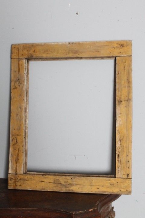 Cadre ancien en bois massif sculpté du XVIIe – XVIIIe siècle. Mis. Léger 54,3 x 43,1 cm.