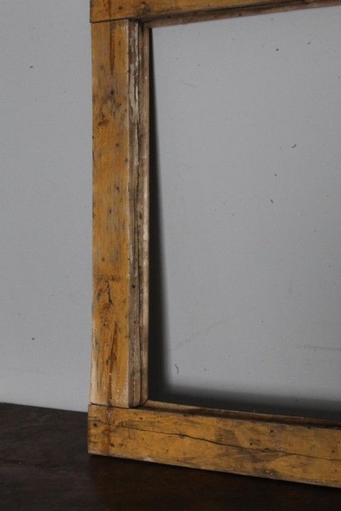 Cadre ancien en bois massif sculpté du XVIIe – XVIIIe siècle. Mis. Léger 54,3 x 43,1 cm.