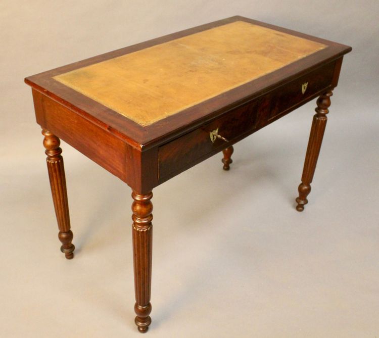 Bureau Plat En Acajou XIXème Dessus Cuir