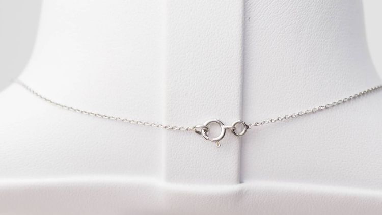 Collier solitaire en or blanc et topaze bleue