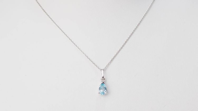 Collier solitaire en or blanc et topaze bleue