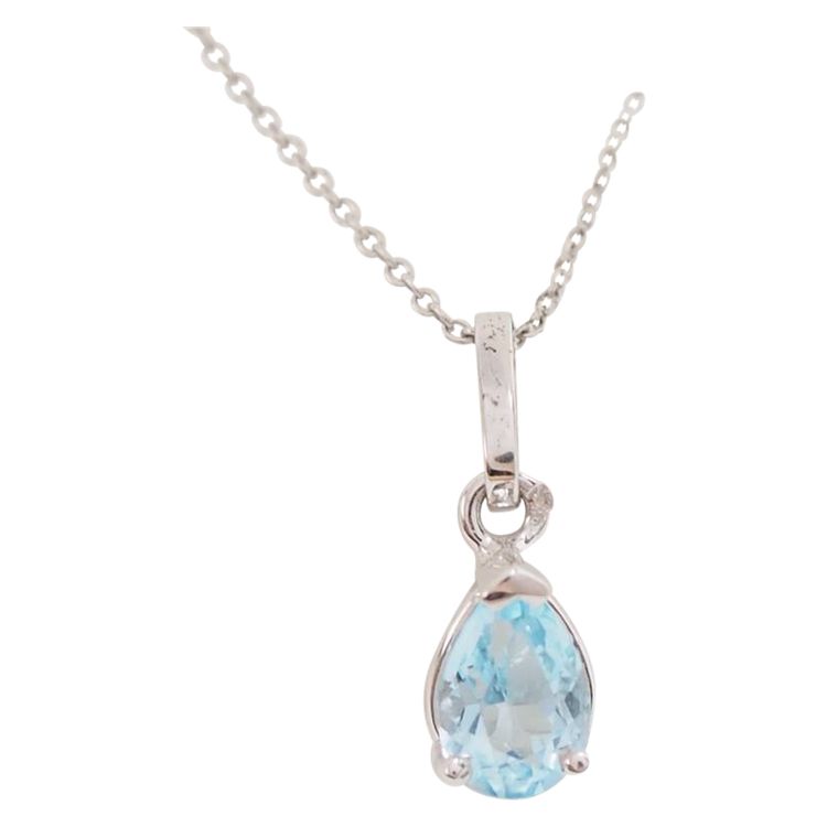 Collier solitaire en or blanc et topaze bleue