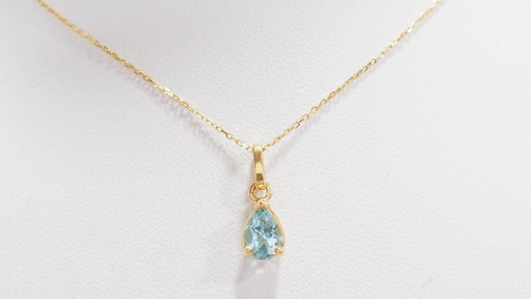 Yellow gold and blue topaz solitaire necklace