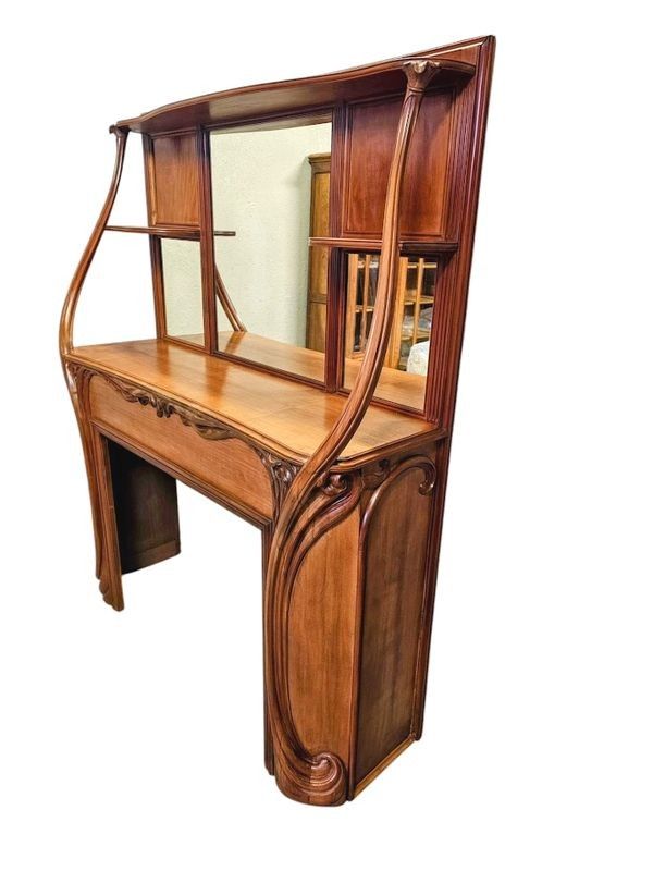 Modanature ornate e steli legnosi" mantello Art Nouveau