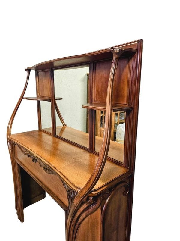 Modanature ornate e steli legnosi" mantello Art Nouveau