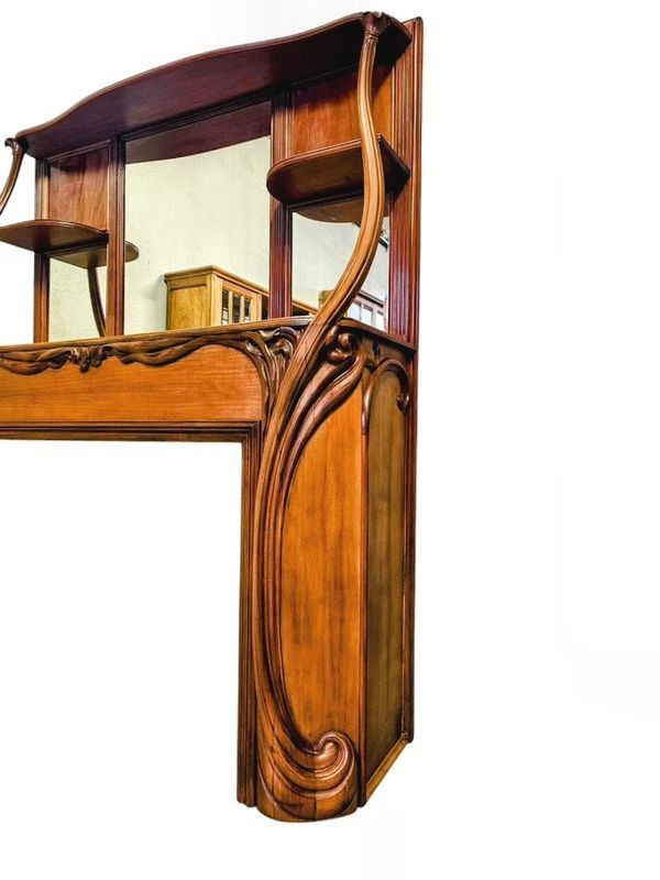 Modanature ornate e steli legnosi" mantello Art Nouveau