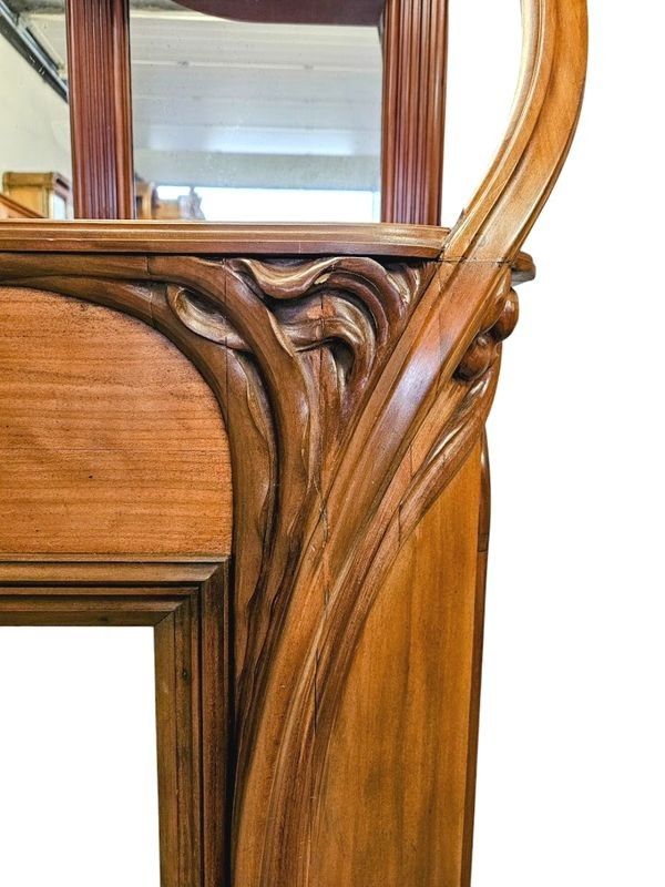 Modanature ornate e steli legnosi" mantello Art Nouveau