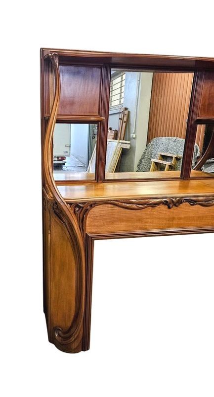 Modanature ornate e steli legnosi" mantello Art Nouveau
