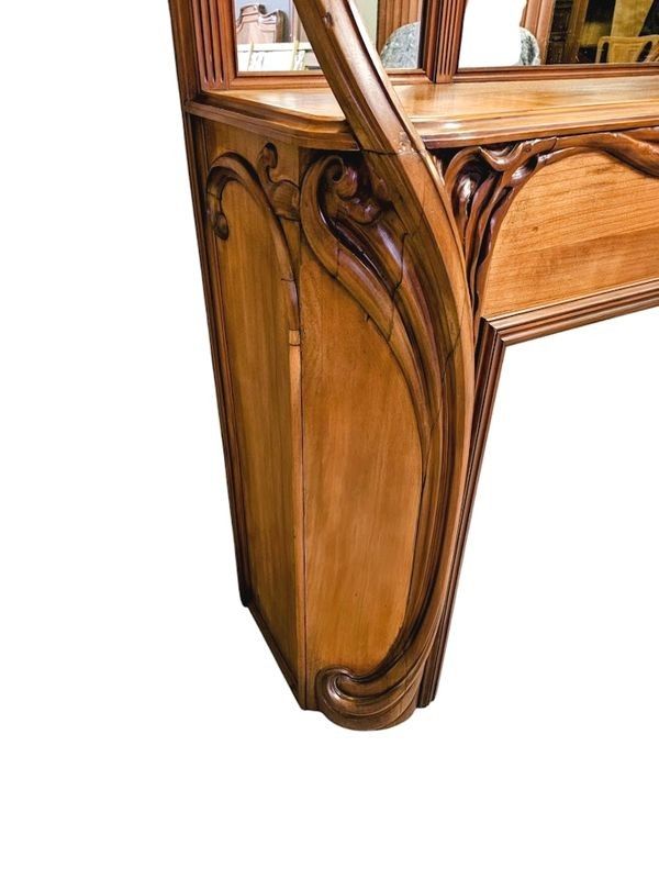 Modanature ornate e steli legnosi" mantello Art Nouveau