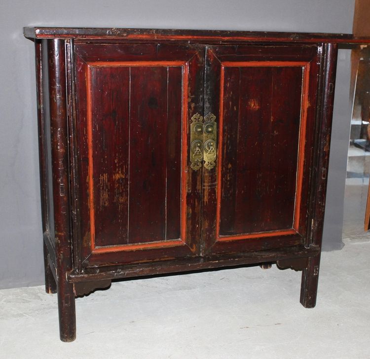 Armadio cinese in legno laccato del 1900 circa