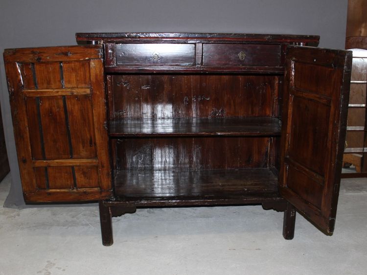 Armadio cinese in legno laccato del 1900 circa