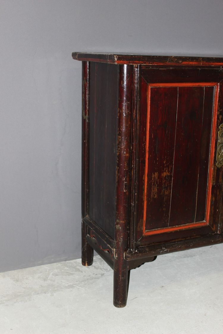 Armadio cinese in legno laccato del 1900 circa