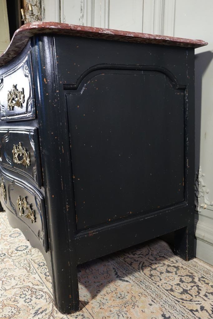 Cassettiera d'epoca Regency. Piano in finto marmo.