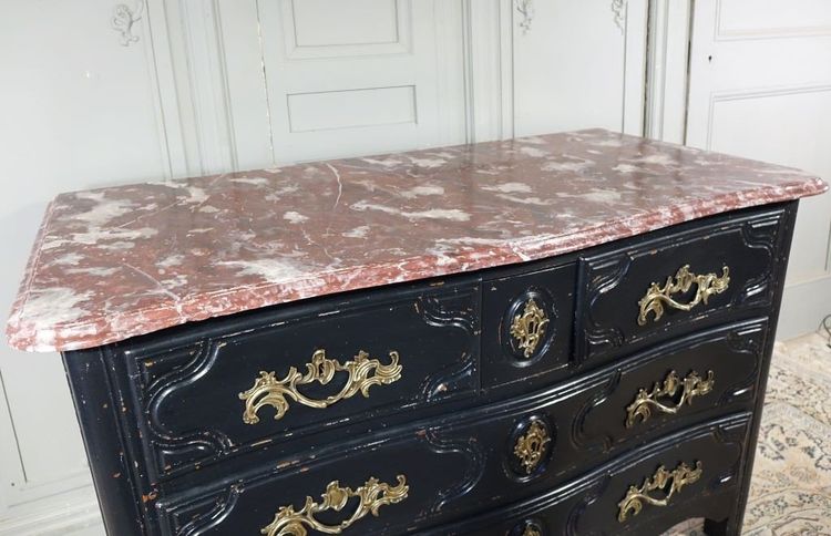 Cassettiera d'epoca Regency. Piano in finto marmo.