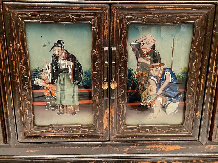 Chine début XXe, buffet bas en enfilade ouvrant à quatre portes ornées de fixés sous verre