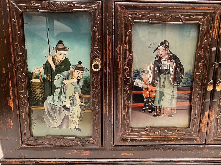 Chine début XXe, buffet bas en enfilade ouvrant à quatre portes ornées de fixés sous verre