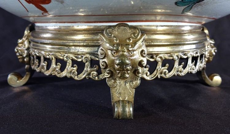 Grande piatto in porcellana Kutani con supporti in bronzo dorato