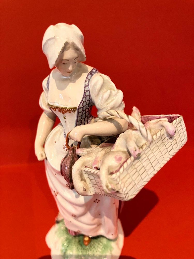 Statuette En Faïence De Niderviller Représentant Une Marchande De Volailles XVIIIe Siècle