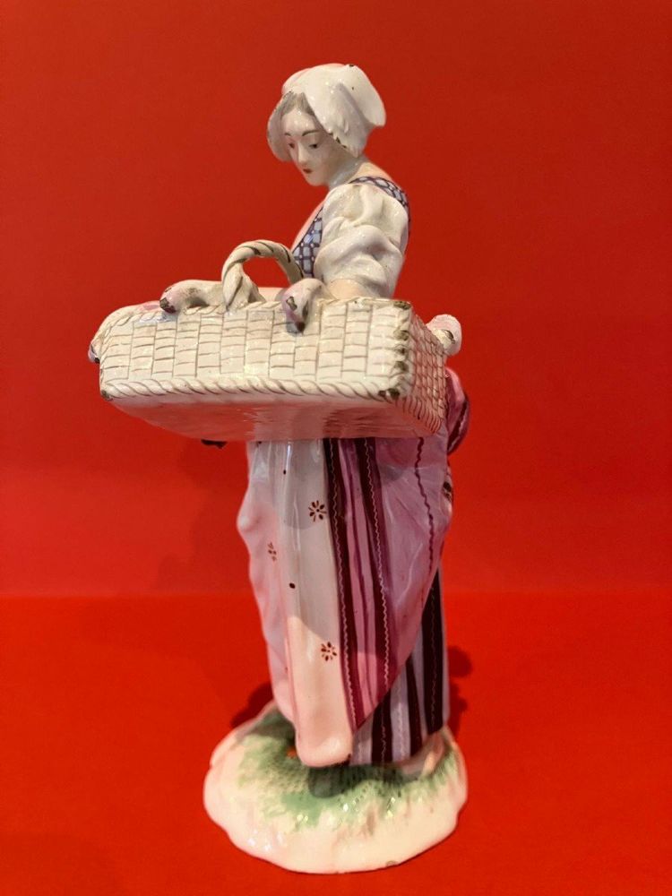 Statuette En Faïence De Niderviller Représentant Une Marchande De Volailles XVIIIe Siècle