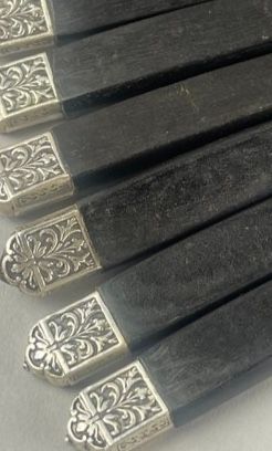 12 Käsemesser Griff aus Ebenholz Zwinge aus Silber