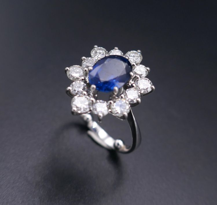 Bague Saphir 2,92 carats Et Diamants 1,80 carat,  Or Blanc 18 Carats.