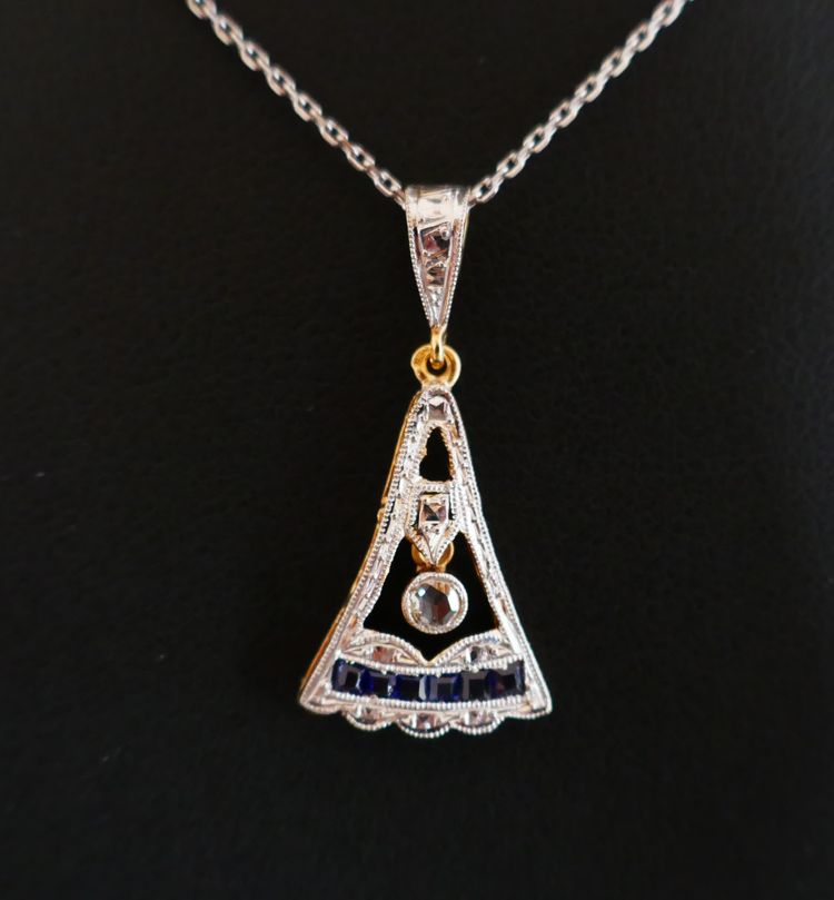 Pendentif Art Déco Diamant Et Saphir Calibrés, Or 18 Carats.