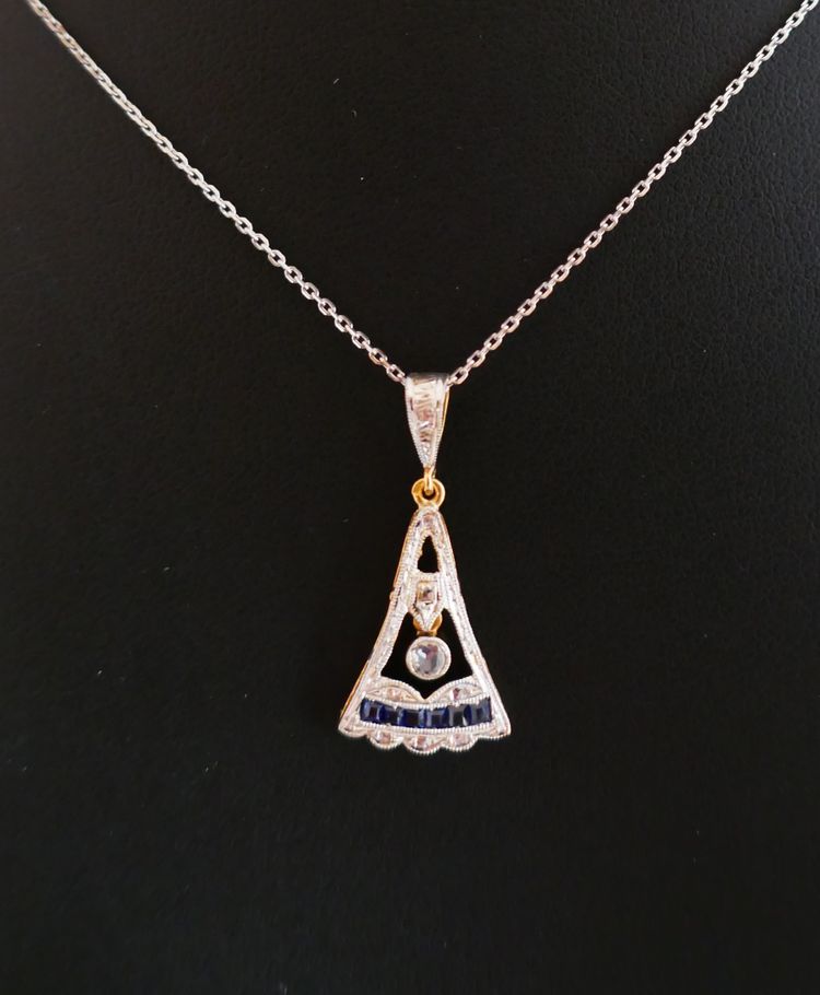 Pendentif Art Déco Diamant Et Saphir Calibrés, Or 18 Carats.